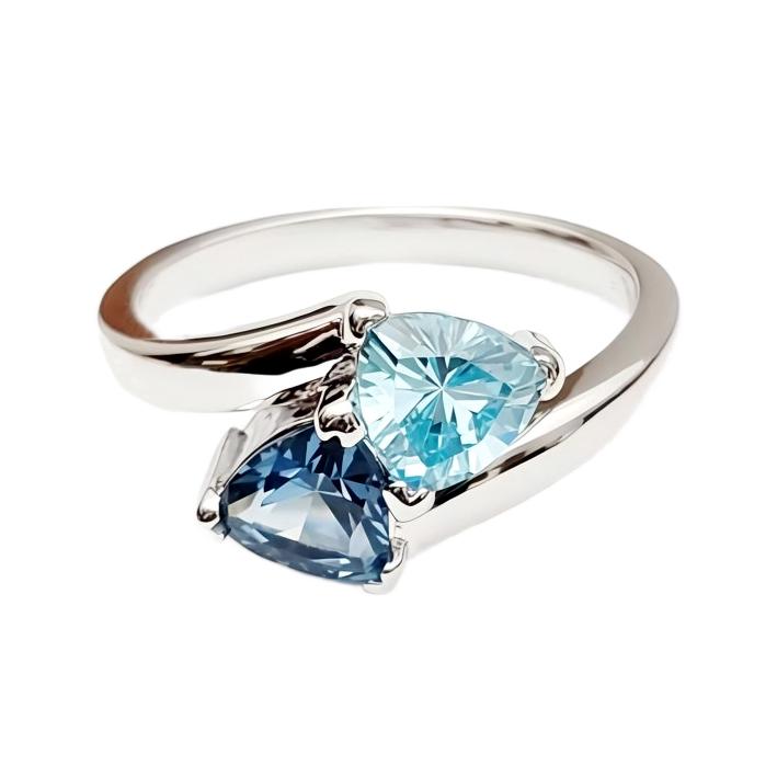 STERLING SILVER RING WITH BLUE STONES.