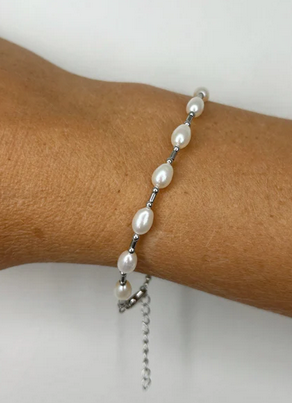 STERLING SILVER FRESHWATER PEARL BRACELET.