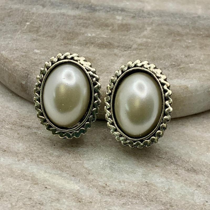 OVAL PEARL CLIP ON EARRING