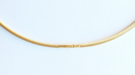 18CT YELLOW GOLD PLAIN CABLE TWIST OMEGA