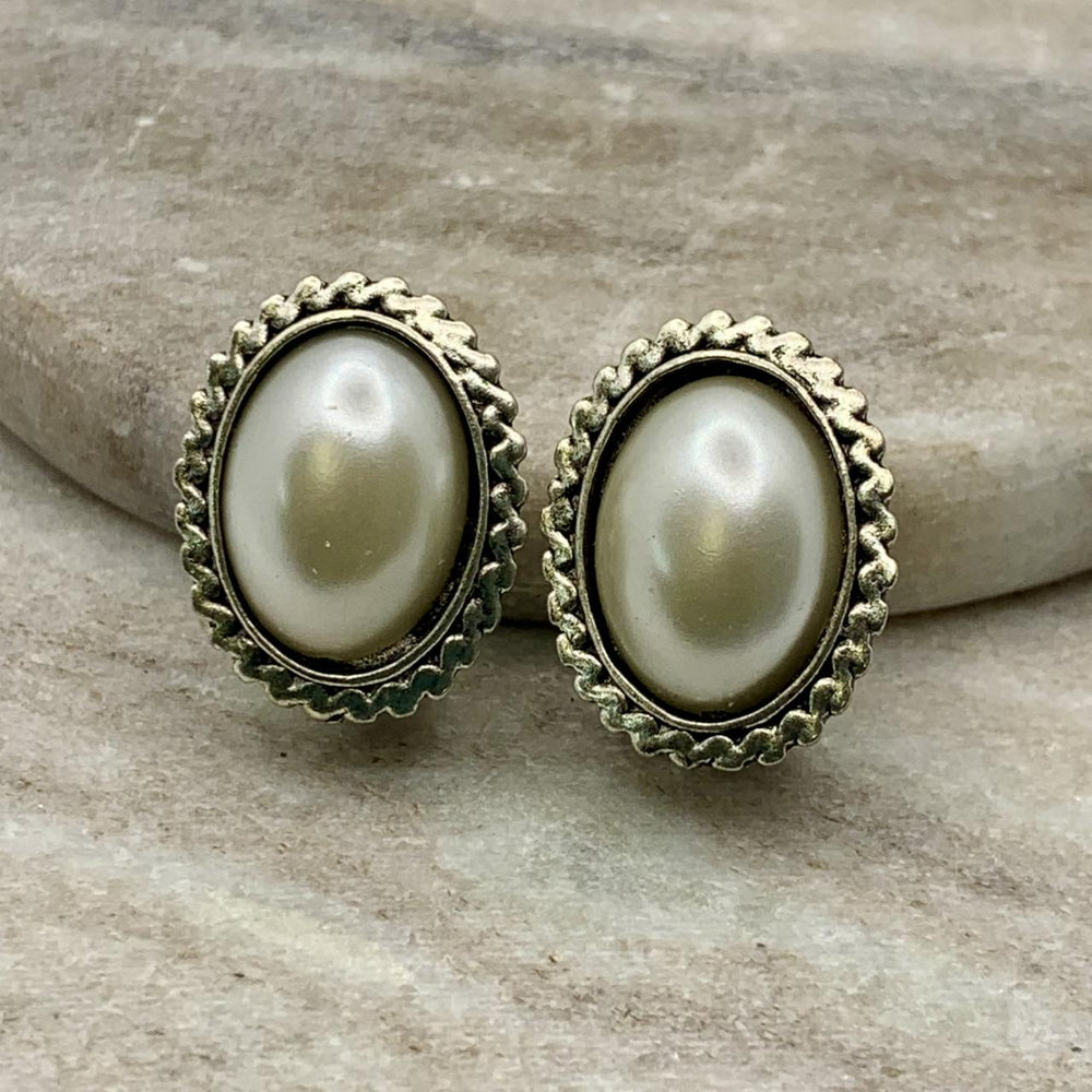 OVAL PEARL CLIP ON EARRING