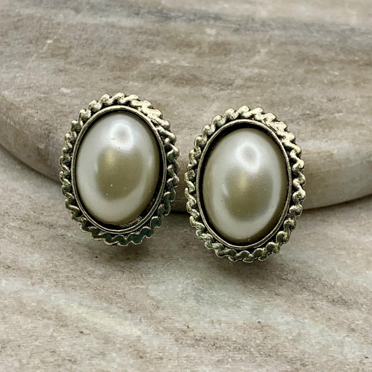 OVAL PEARL CLIP ON EARRING