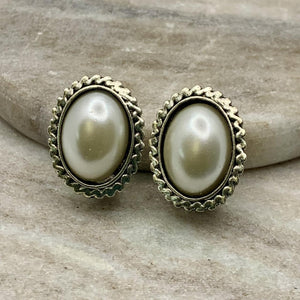 OVAL PEARL CLIP ON EARRING
